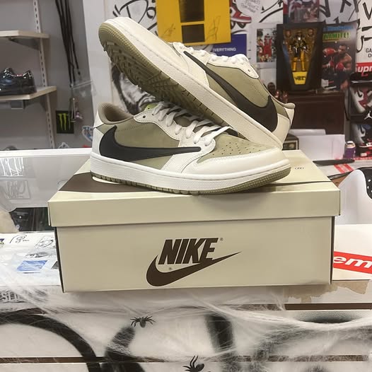 Nike White Sage Court Classics
